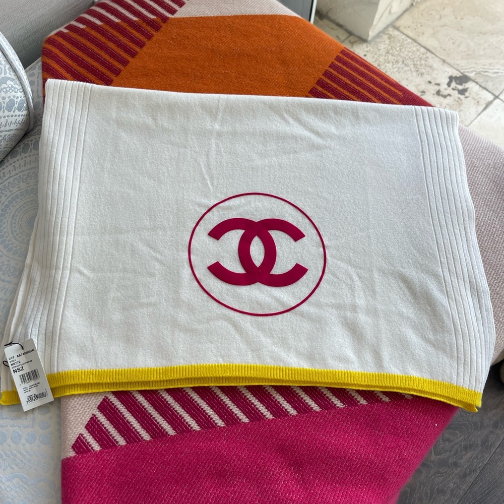 NWT CHANEL JUMBO CASHMERE STOLE